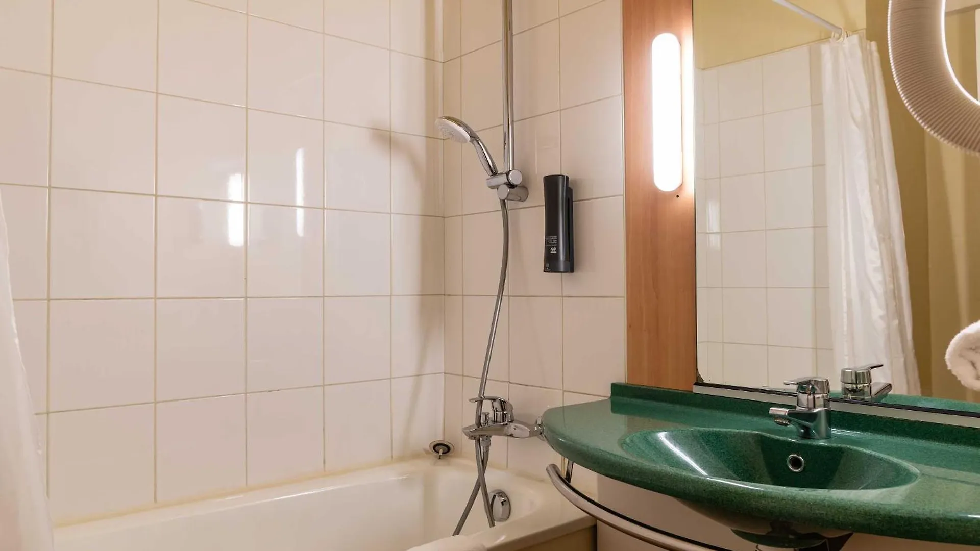 *** Hotel ibis Grenoble Université Gières France